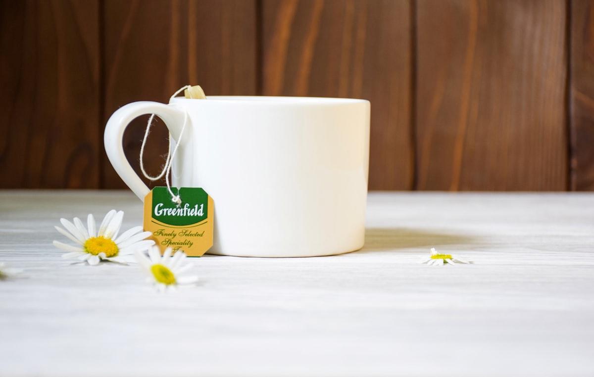 Integratori naturali per il sonno disposti con erbe botaniche e fiori secchi